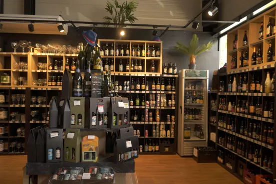 Rayonnages de la cave Bières et Plaisirs