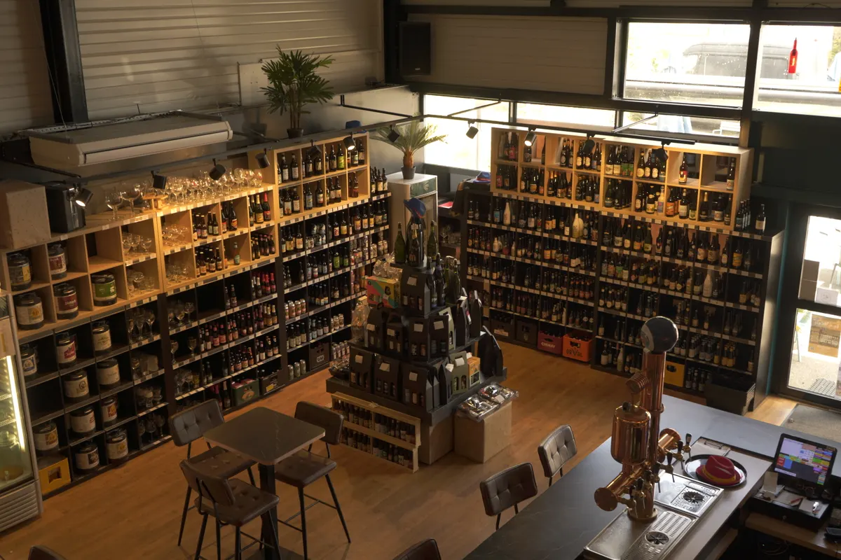 Cave et bar Bières et Plaisirs avec tireuses et rayonnages de bières